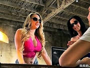 Who Looks Hotter ?