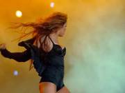 Miley Cyrus Dancing Wild & Sexy (slideshow)